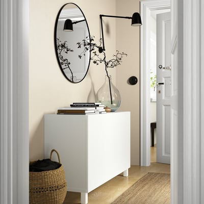 Современная дверь LAXVIKEN с фактурной поверхностью, зеркалом и консолью с декором.