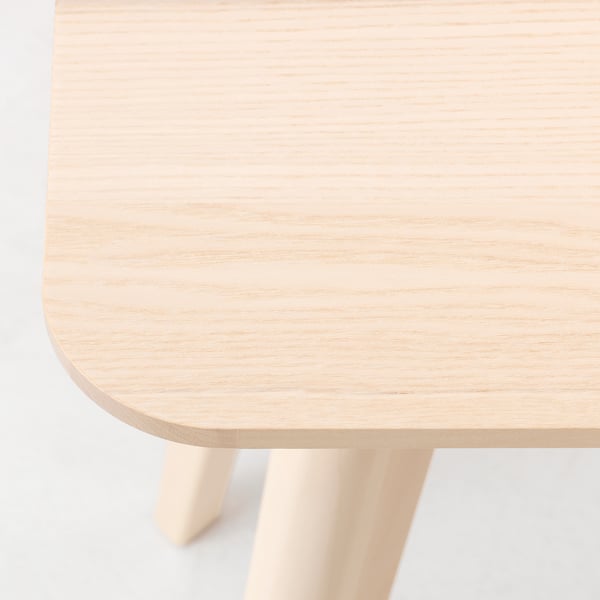 Крупный план поверхности деревянного стола, подчеркивающий его гладкую, естественную отделку и ровный рисунок, отражающий качественное мастерство.