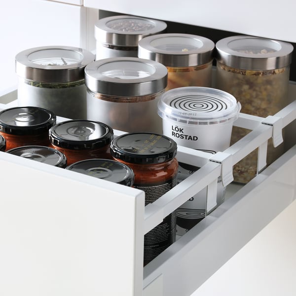 Органайзер для белых ящиков с различными контейнерами для хранения. Он полностью выдвигается для легкого доступа и включает в себя прозрачные контейнеры для просмотра содержимого.