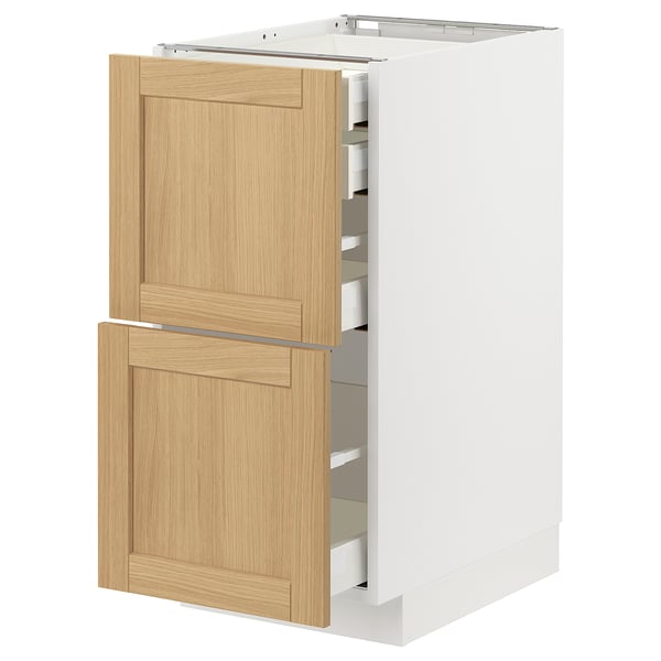 Изображен открытый белый кухонный шкаф со светлыми деревянными ящиками с классическим дизайном.