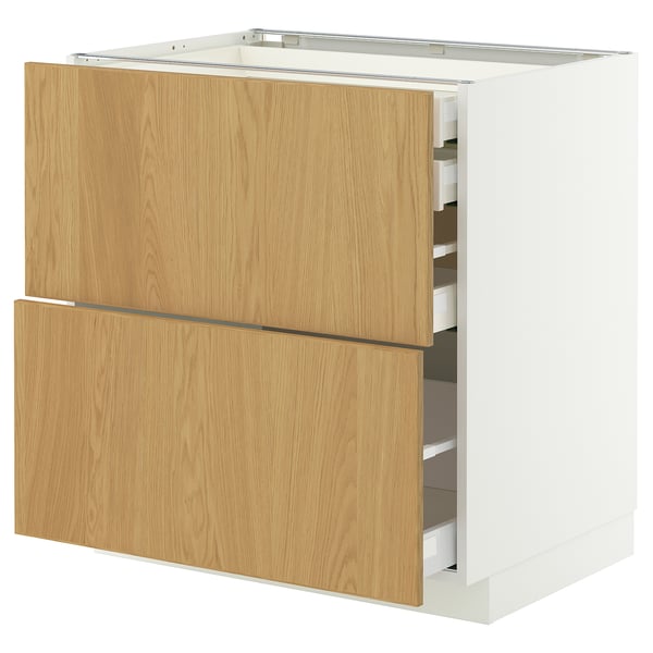 Кухонный шкаф METOD из белого и светлого дерева. В нем есть как ящики, так и полки.