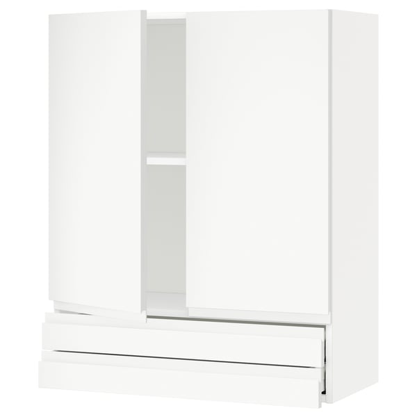 Белый кухонный гарнитур METOD с минималистичным дизайном и ящиком с плавным закрыванием.