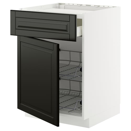 Белый кухонный шкаф METOD с черными ящиками и дверцей, выполненный в современном стиле со скошенными краями и металлическими стеллажами внутри.