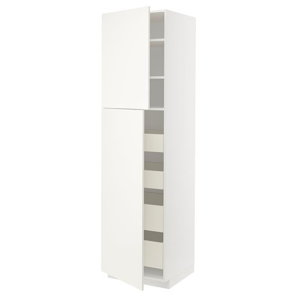 Белый кухонный шкаф METOD с гладким, современным дизайном и несколькими полками.