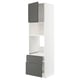 Белый кухонный гарнитур Ikea METOD с серыми ящиками и шкафом.