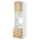Белый кухонный шкаф ikea METOD с дверцами из дубового шпона. Он имеет открытый верхний шкаф и два выдвижных ящика внизу.