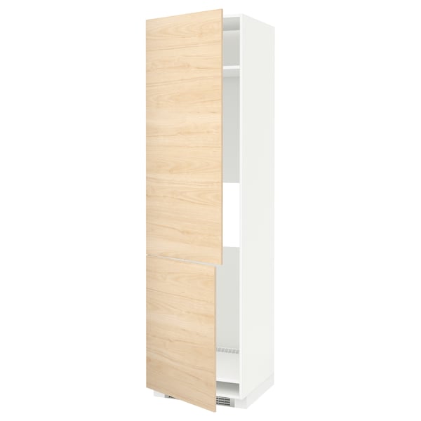 Высокий кухонный шкаф METOD с дверцами askersund с узором из светлого ясеня, белой рамой и регулируемыми полками.