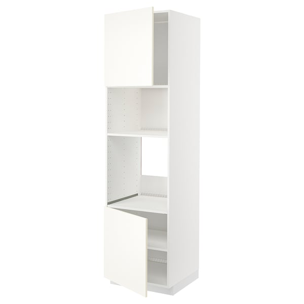 Белый высокий кухонный гарнитур ikea METOD с регулируемыми полками и открытыми дверцами.