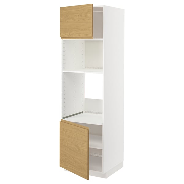 Белый кухонный шкаф ikea METOD с дубовыми дверцами, минималистичный и теплый, высокий с открытыми отделениями.