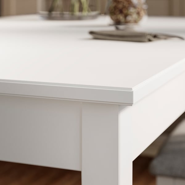 Столы NÄSINGE крупным планом, гладкие, белый край; гладкая меламиновая верхняя часть, прочная деревянная ножка и чистый дизайн.