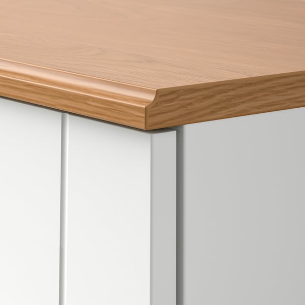 Угловой шкаф SKRUVBY: столешница с отделкой дубом, гладкая текстура, рифленые дверцы, прочная конструкция.