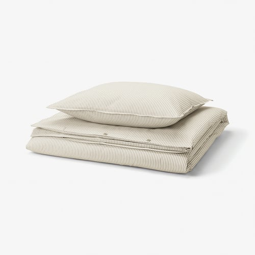 Комплект одеяла SOLFIBBLA с бежевыми и белыми полосками в пряжу, сделанный из мягкого 100% хлопка, аккуратно сложенный в прямоугольную форму.
