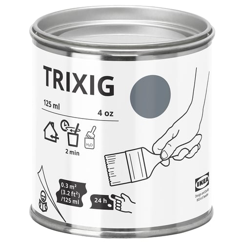 Баллончик серой краски IKEA TRIXIG, 125 мл, круглой формы, белая этикетка с черным текстом и иконками, подходит для небольших мебельных проектов.
