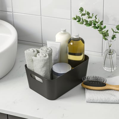 Dark box аккуратно хранит полотенца, бутылки и щетку с ручками для удобной переноски.