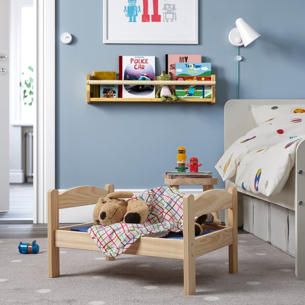 DUKTIG سرير الدمية بطقم شرشف, صنوبر/متعدد الالوان