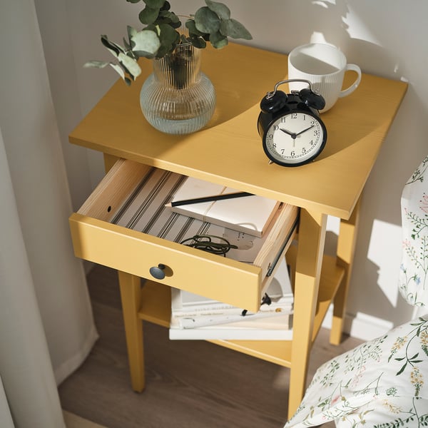 HEMNES طاولة سرير, طلاء أصفر, 46x35 سم