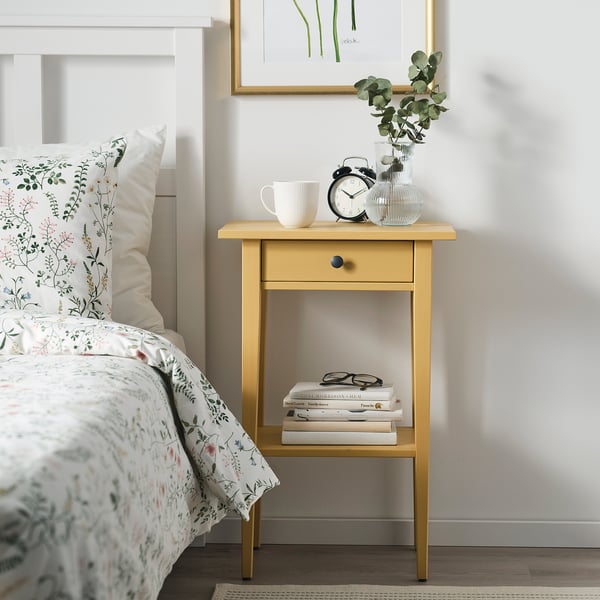 HEMNES طاولة سرير, طلاء أصفر, 46x35 سم