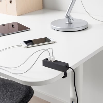 LÖRBY شاحن USB بملقط, أسود
