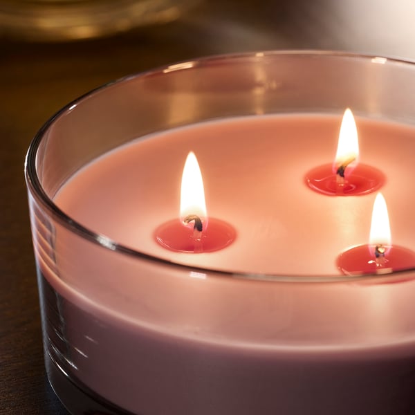 LOTSFÅGEL شمع معطر في كأس، 3 فتائل, التوت الأحمر زهري فاتح, 25 س