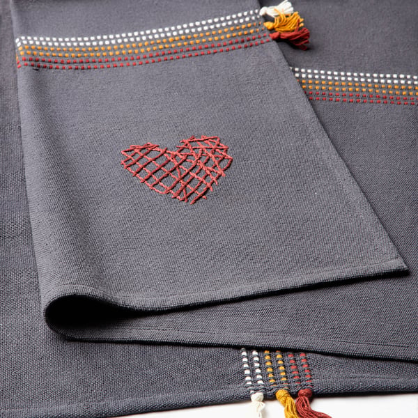 MÄVINN غطاء, رمادي أحمر/تطريز ربطة تزيين, 110x170 سم