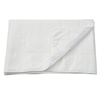 Folded white mattress protector, quilted, rectangular, with elastic corners.