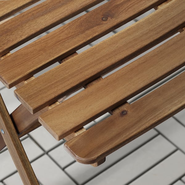 Close-up of ASKHOLMEN wooden table, showcasing its sturdy, slatted design and natural finish.
