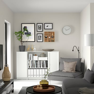 Living room with BILLY bookcase, grey sofa, decor, coffee table. Alternatively: modern living room: BILLY bookcase, grey sofa, coffee table, decor.
