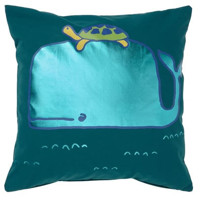 Blue blåviningad square pillow a shimmering whale and turtle design in shades of blue and green. Made from recycled polyester for eco-friendly charm.