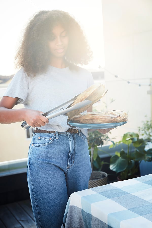 Person holding home-baked bread with GRILLTIDER tool set.