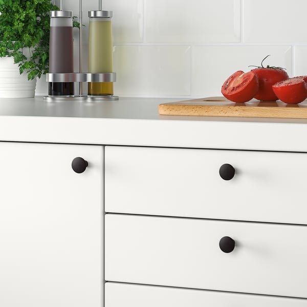 Modern kitchen with white cabinets featuring VINNÄSET knobs in beech wood, ideal for drawers 16-21 mm thick.