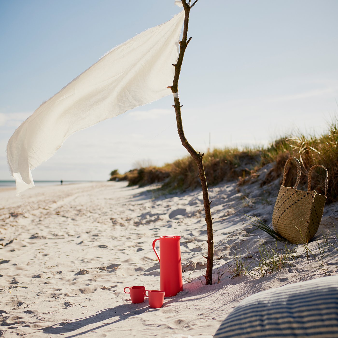 BEHÖVD Pichet isotherme, beige/rouge, 1 l