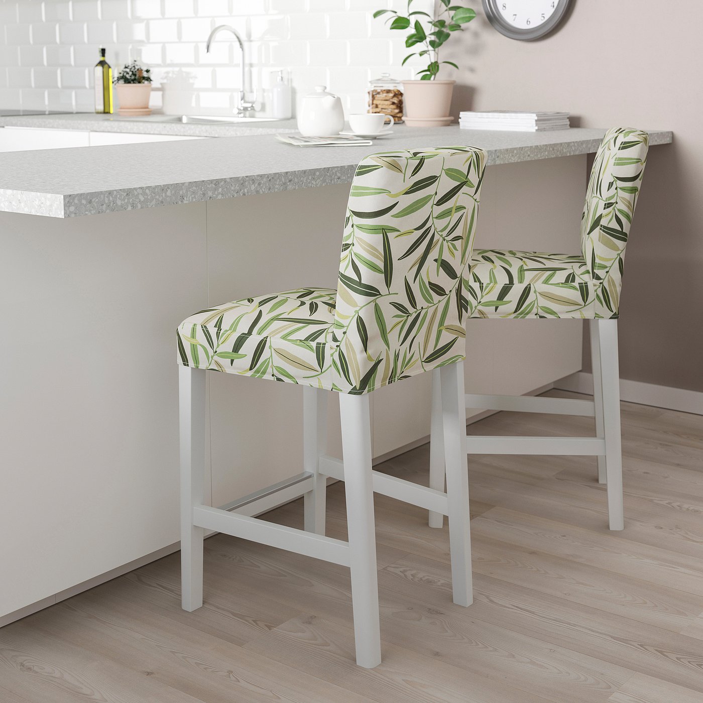 BERGMUND Chaise de bar, blanc/Fågelfors multicolore, 62 cm