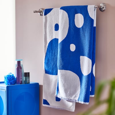 BERGVATTNET Serviette de bain, bleu/blanc, 70x140 cm