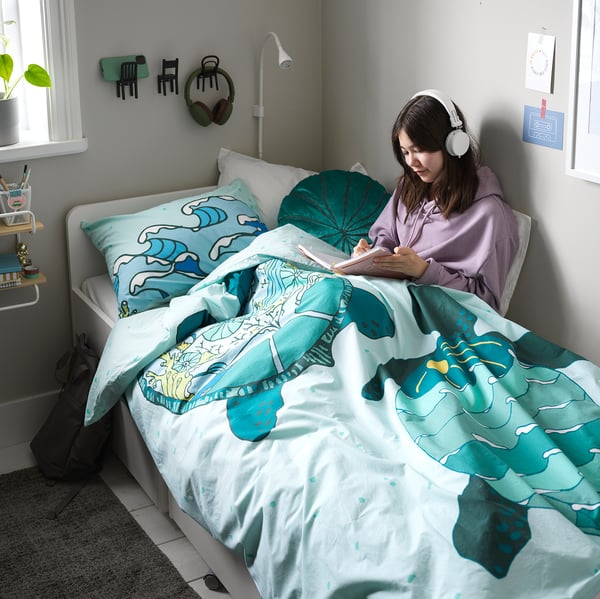 BLÅVINGAD Coussin, en forme de corail/turquoise