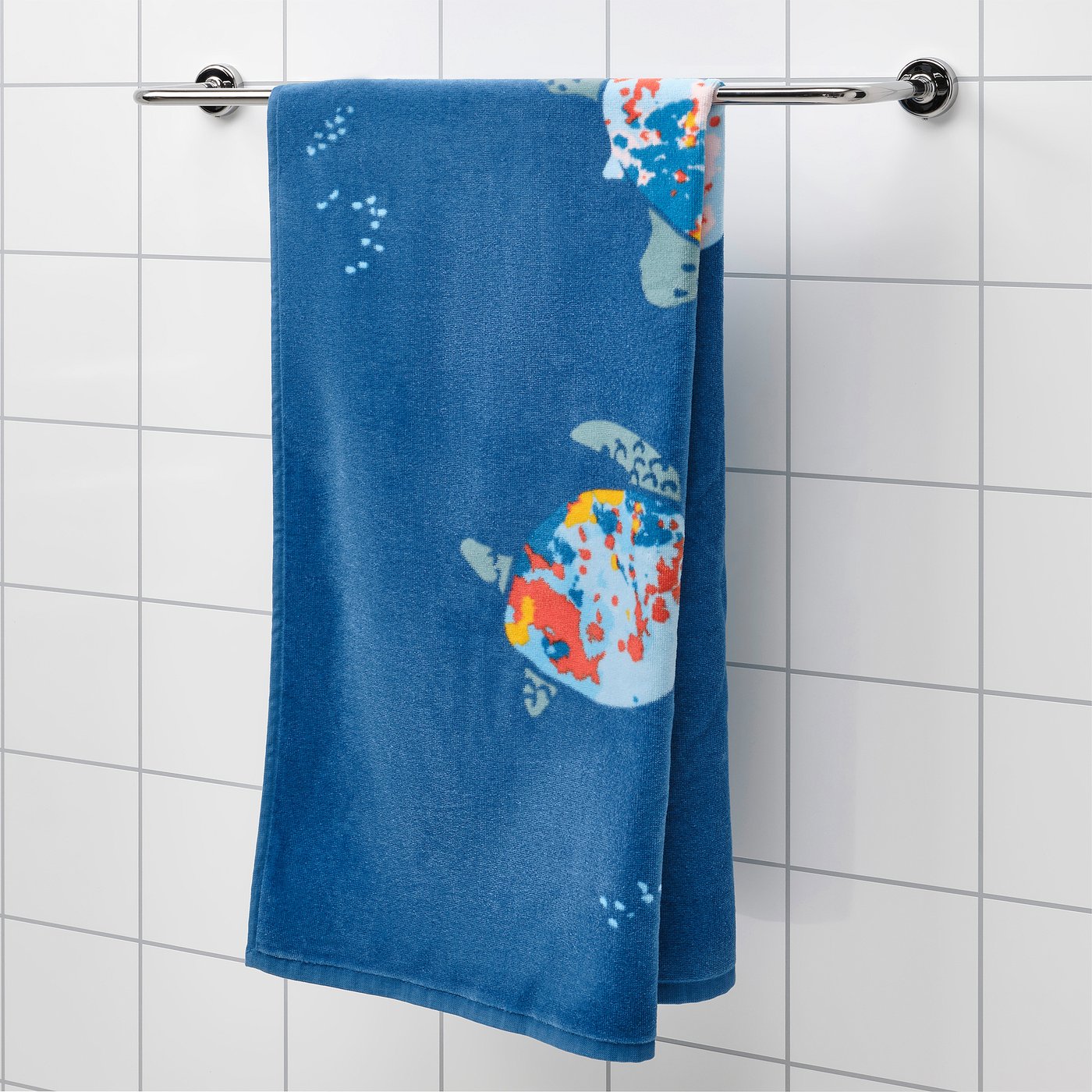 BLÅVINGAD Serviette de bain, motif tortue/bleu foncé, 70x140 cm