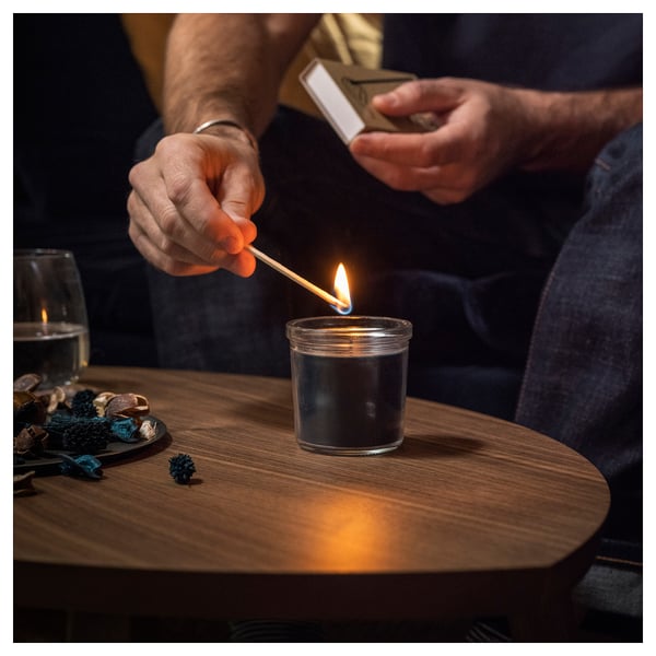 FRUKTSKOG Bougie parfumée dans verre, Vétiver et géranium/turquoise-noir, 20 hr