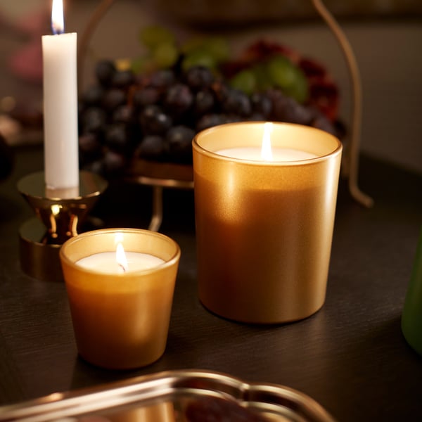 GOKVÄLLÅ Bougie parfumée dans verre, bois de santal et patchouli, 20 hr