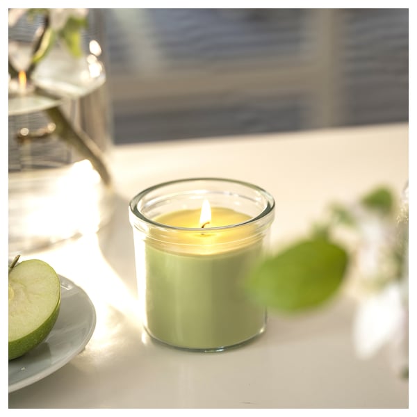 LÖVSKOGSLUND Bougie parfumée dans verre, pomme/vert clair, 40 hr