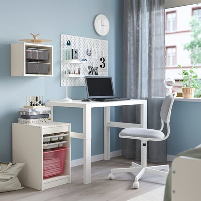 TROFAST Combinaison rangement bac/plateaux, blanc gris/rouge clair, 34x44x56 cm