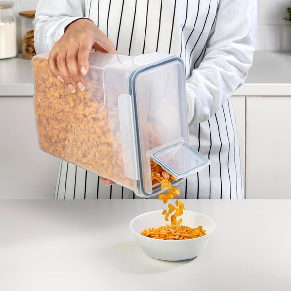 Person pours cereal from IKEA 365+ jar into bowl, showing easy pour spout.