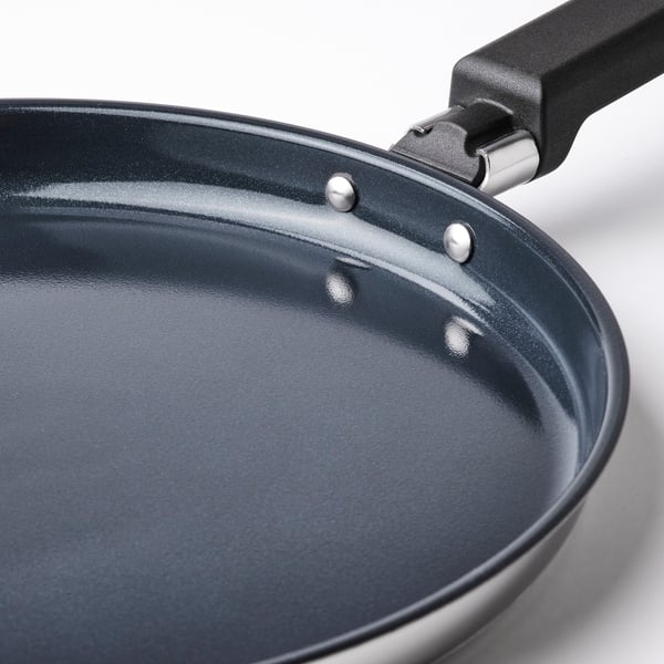 Close-up of MIDDAGSMAT pan, showcasing smooth, non-stick surface and comfortable handle.