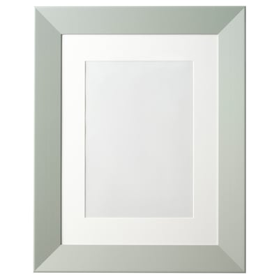 Flat, rectangular picture frame. Named PLOMMONTRÄD, light grey, simple design, surrounded by white mat.