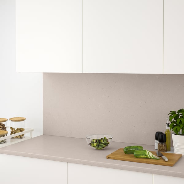Modern kitchen with quartz RÅHULT countertop and fresh produce.