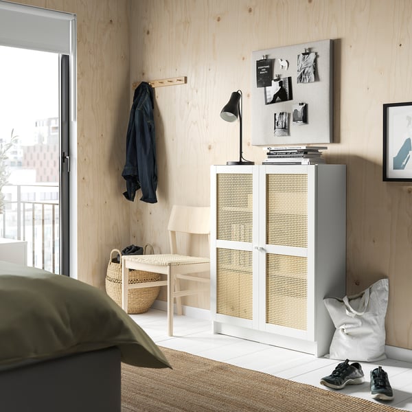 BILLY / HÖGADAL Librero con puertas, blanco, 80x30x106 cm