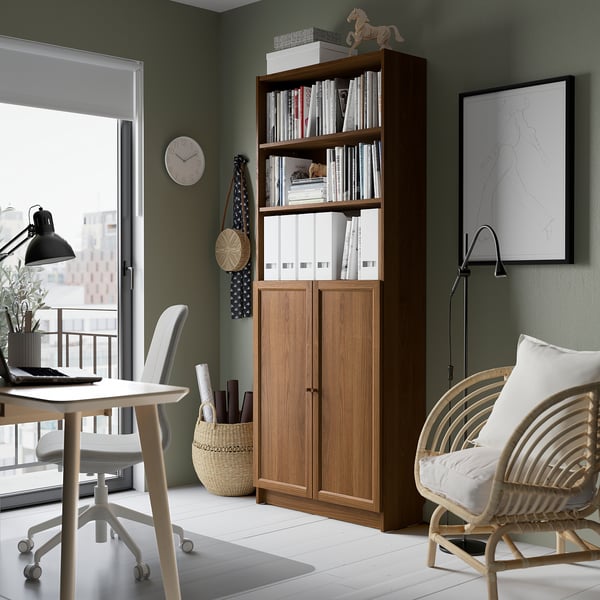 BILLY / OXBERG Librero con puertas, café efecto nogal, 80x30x202 cm