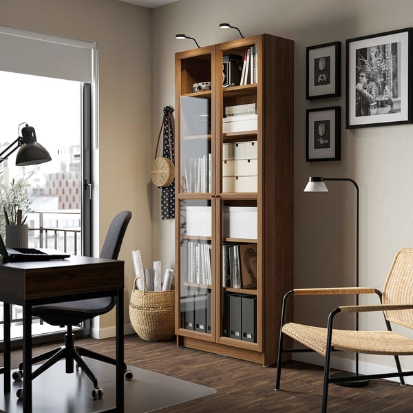 BILLY / OXBERG Librero con puertas de vidrio, café efecto nogal, 80x30x202 cm