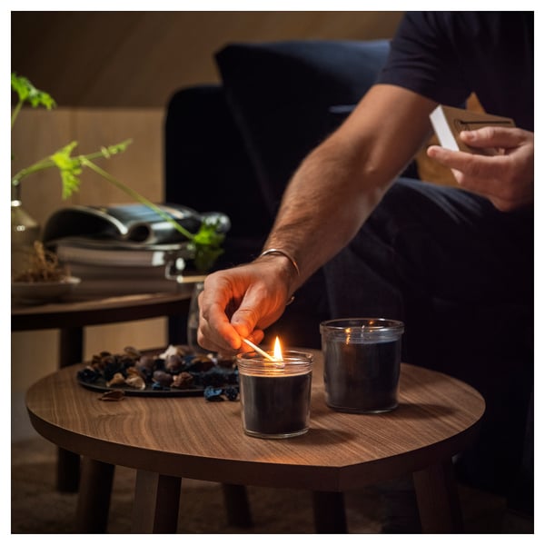 FRUKTSKOG Vela aromática en vaso, Vetiver y geranio/Negro-turquesa, 40 hr