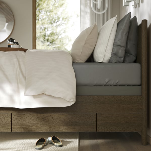 TONSTAD Base de cama con almacenaje, café chapa de roble teñida/Lyngör gris oscuro, Queen