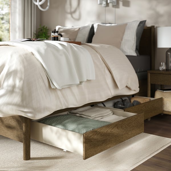 TONSTAD Base de cama con almacenaje, café chapa de roble teñida/Lyngör gris oscuro, Queen