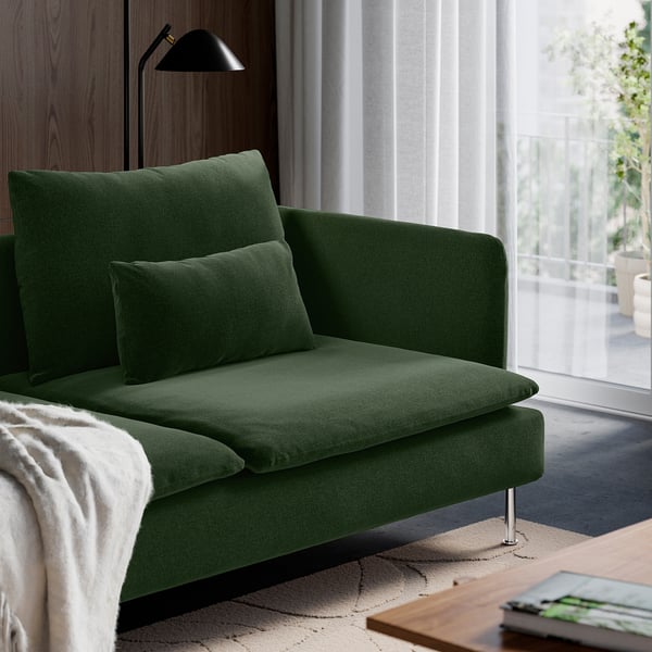 Green SÖDERHAMN sofa, window, coffee table with magazines.
